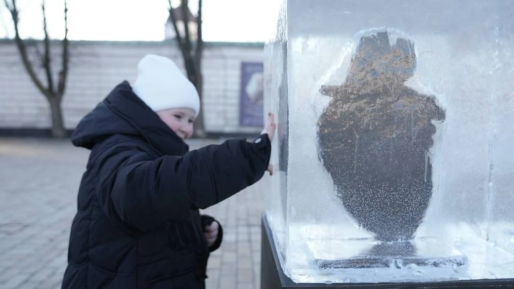 Крижане серце на Софійській площі: у столиці з’явилася інсталяція про силу людського тепла