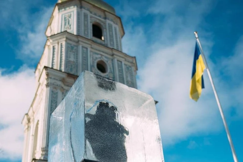Крижане серце на Софійській площі: у столиці з’явилася інсталяція про силу людського тепла