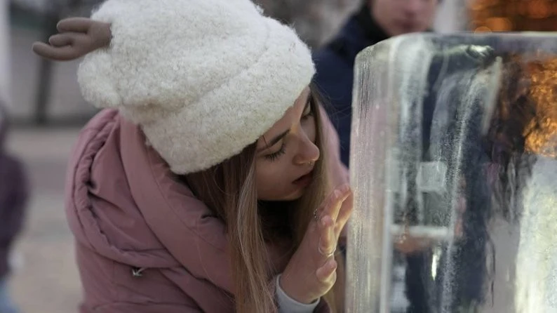 Крижане серце на Софійській площі: у столиці з’явилася інсталяція про силу людського тепла