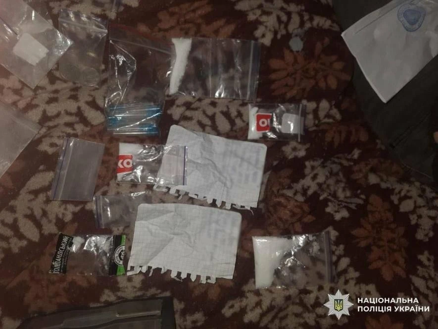 Збут через вікно: у Києві судитимуть 28-річну жінку за «домашній» наркотрафік
