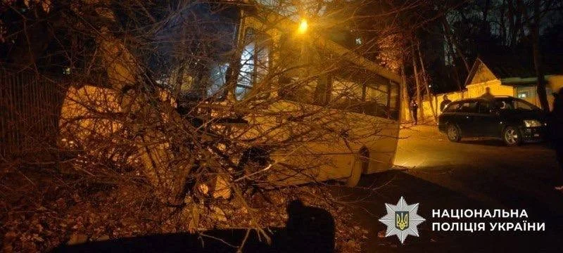 У Києві нічна поїздка на чужому автобусі завершилася серією ДТП і затриманням