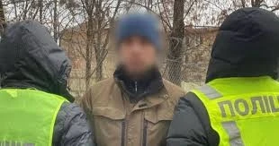 Нетверезий чоловік із пістолетом налякав відвідувачів київського супермаркету