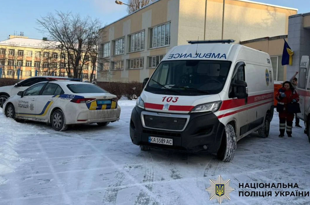Генератори під вікнами: як у Києві рятувальники повертають світло в оселі