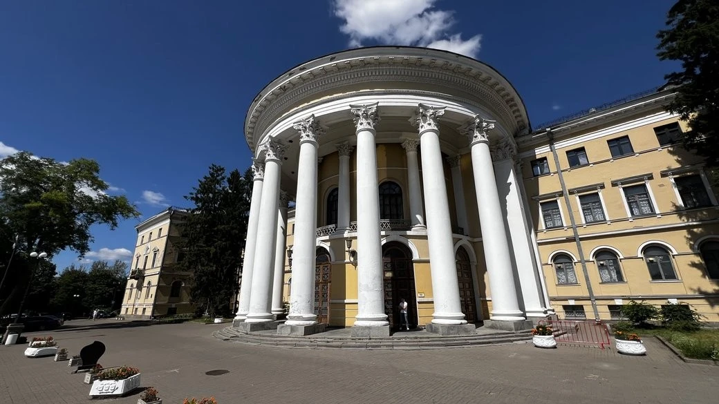 Генератори під вікнами: як у Києві рятувальники повертають світло в оселі