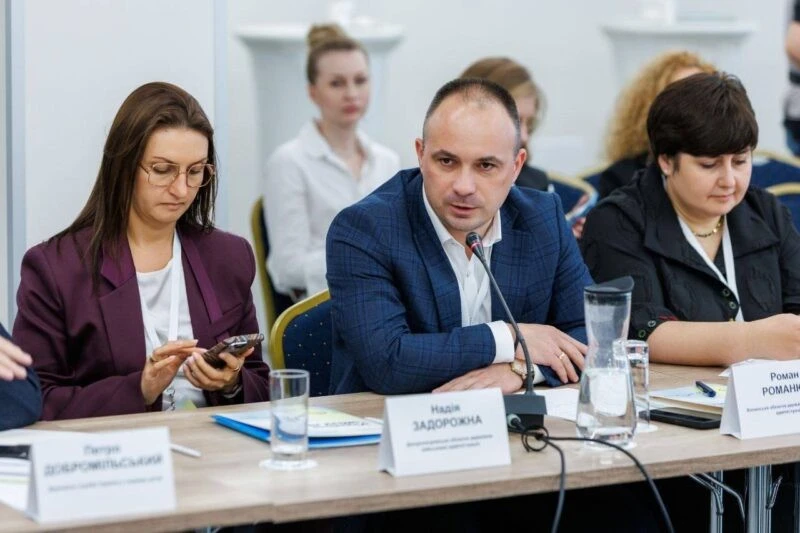 Генератори під вікнами: як у Києві рятувальники повертають світло в оселі