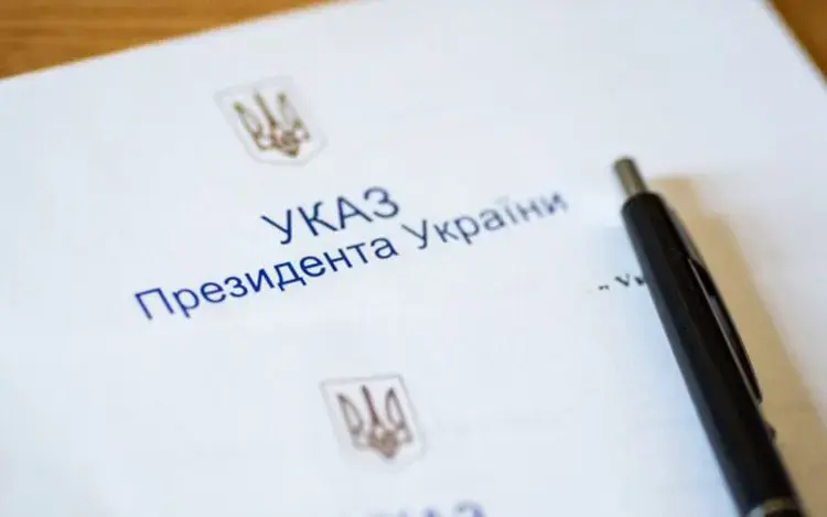 Генератори під вікнами: як у Києві рятувальники повертають світло в оселі