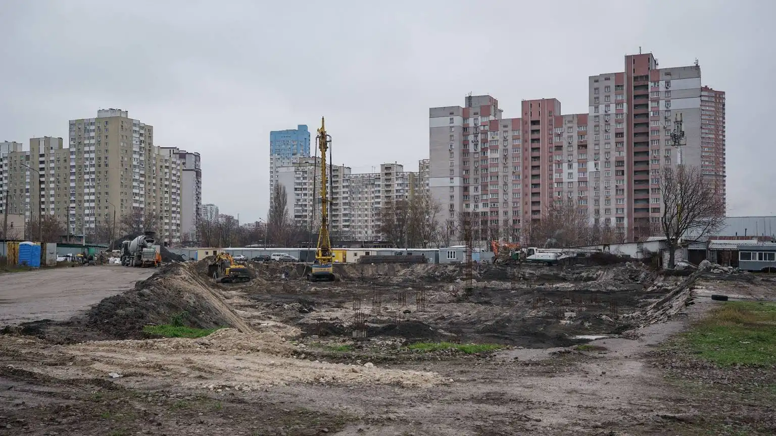 Будмайданчик на Ревуцького потрапив у фокус поліції: перевіряють, як земля під паркінг стала ділянкою під житло