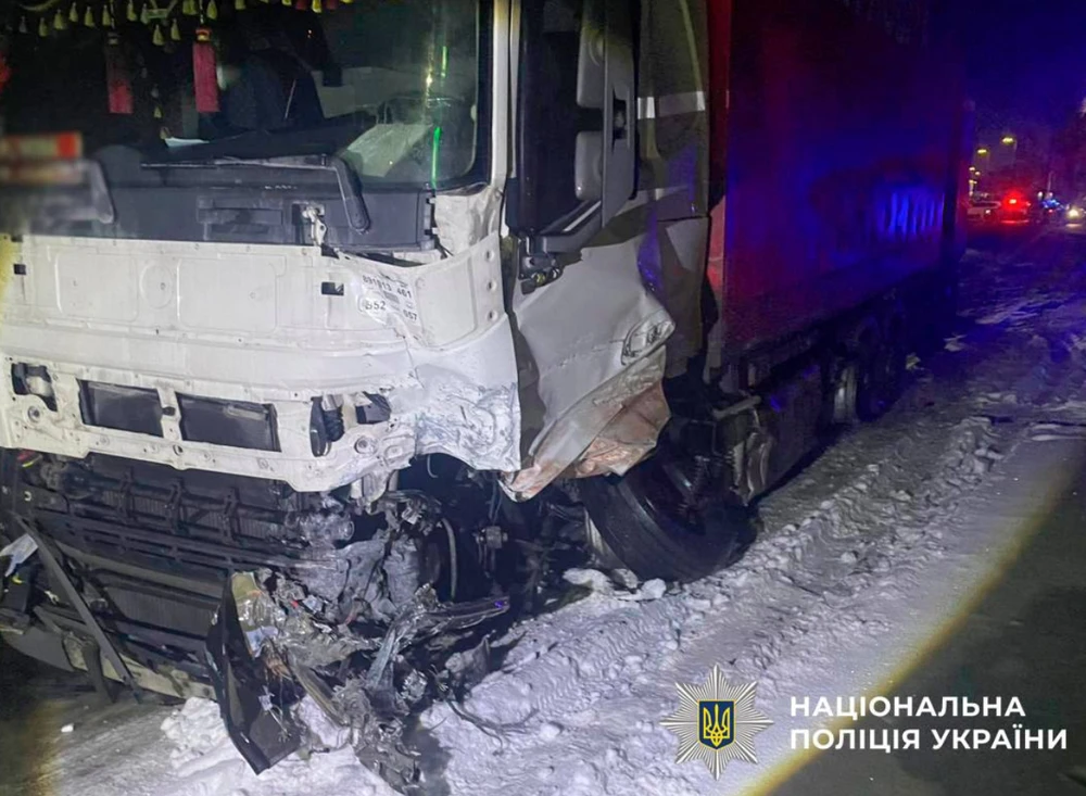 Холод і темрява: мешканці київської багатоповерхівки змушені залишати домівки після пожежі