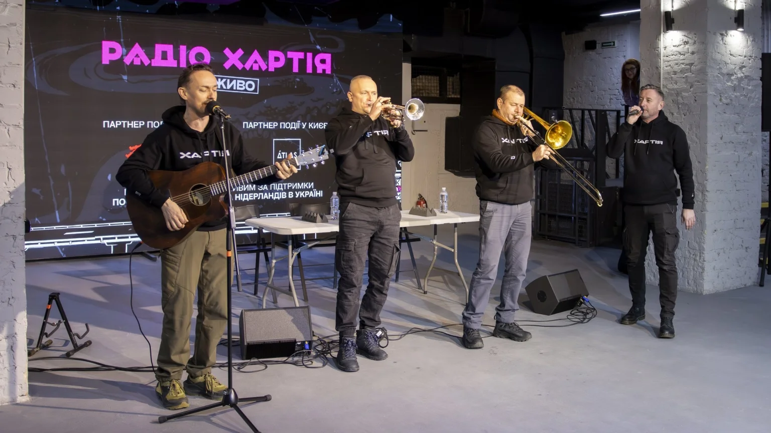 Сергій Жадан і “Радіо Хартія” продовжують тур “Країна поєднується мостами” у Києві
