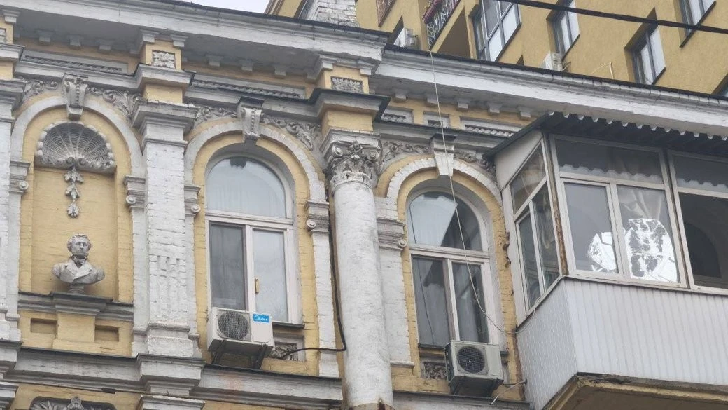 З фасаду історичної будівлі в Києві зник останній пушкінський слід