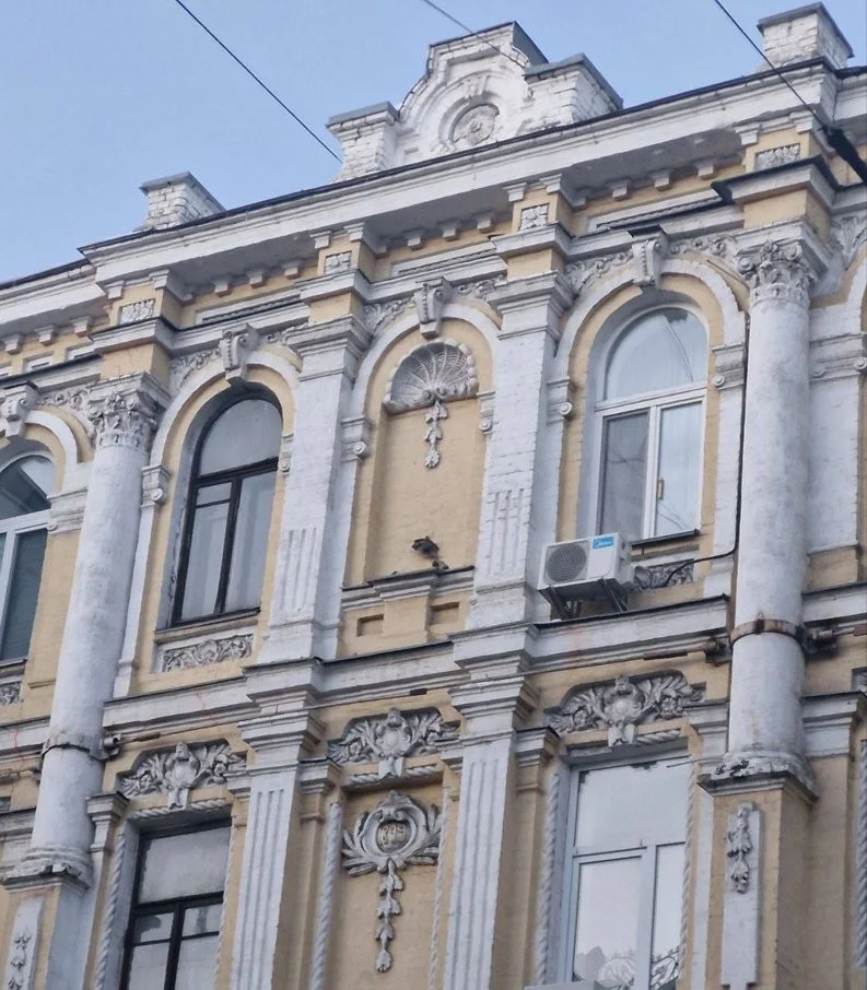 З фасаду історичної будівлі в Києві зник останній пушкінський слід