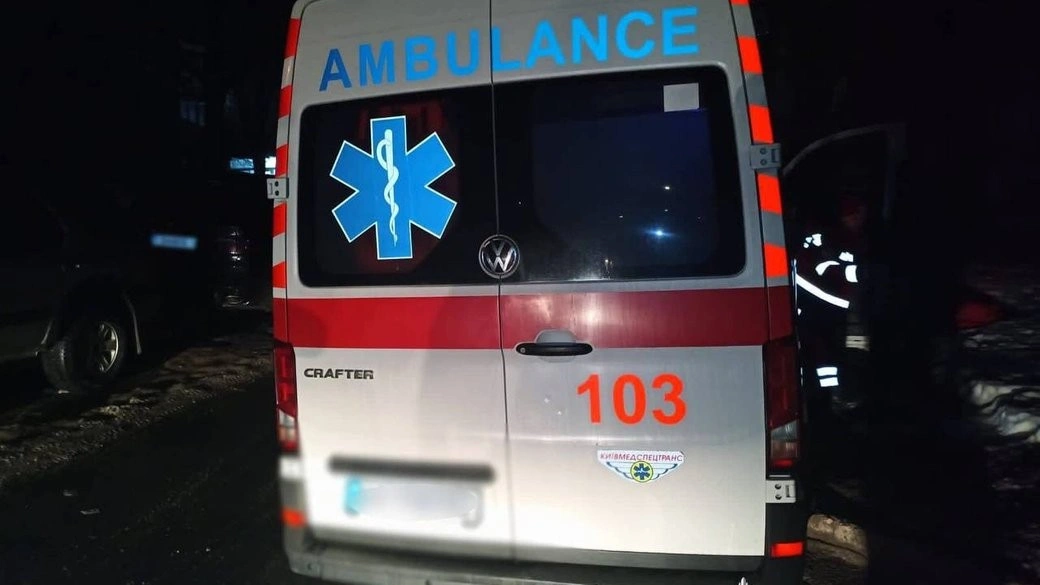 Виклик на допомогу закінчився нападом: у Києві затримали чоловіка за атаку на медиків