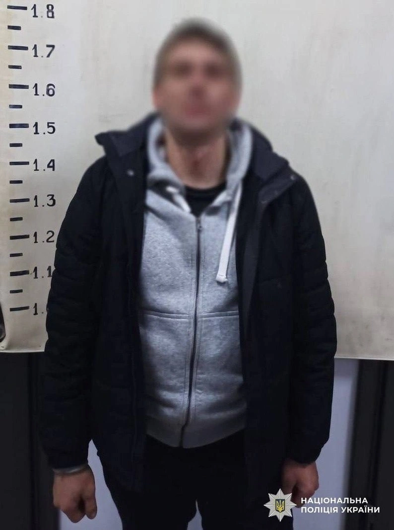Виклик на допомогу закінчився нападом: у Києві затримали чоловіка за атаку на медиків