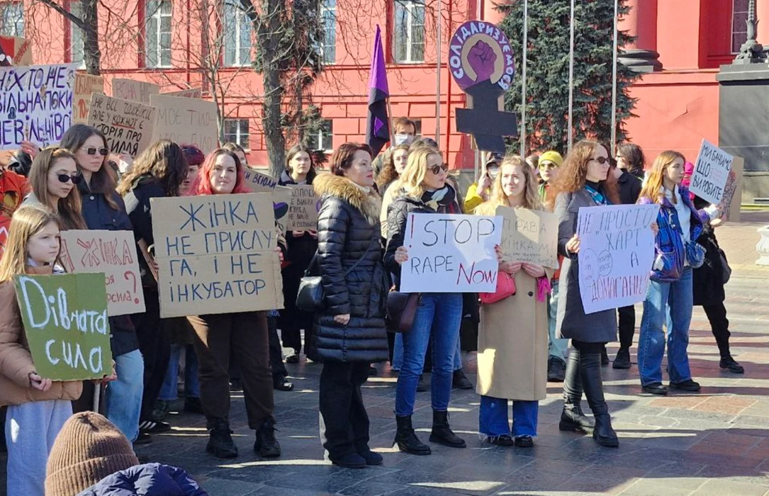 Марш жінок у Києві: близько тисячі учасниць вийшли на акцію в центрі столиці