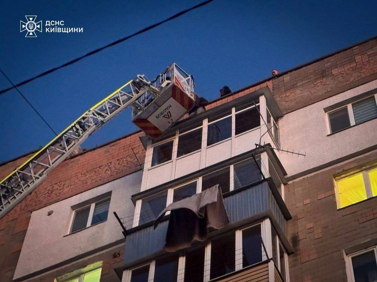 Рятувальники знімали підлітка з висоти дев’ятого поверху на Київщині