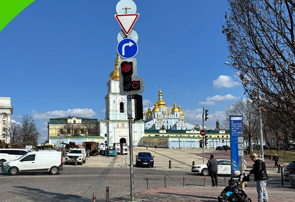 Новий стандарт безпеки: на дорогах Києва з’явилися світлофори з червоним контуром