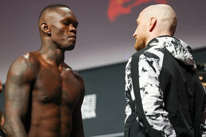 Останній іспит Адесаньї: чи зможе ексчемпіон UFC зупинити падіння у бою з Пайфером