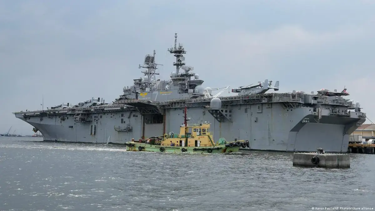 США нарощують ударне угруповання в Перській затоці: флагман USS Tripoli прибув на бойове чергування