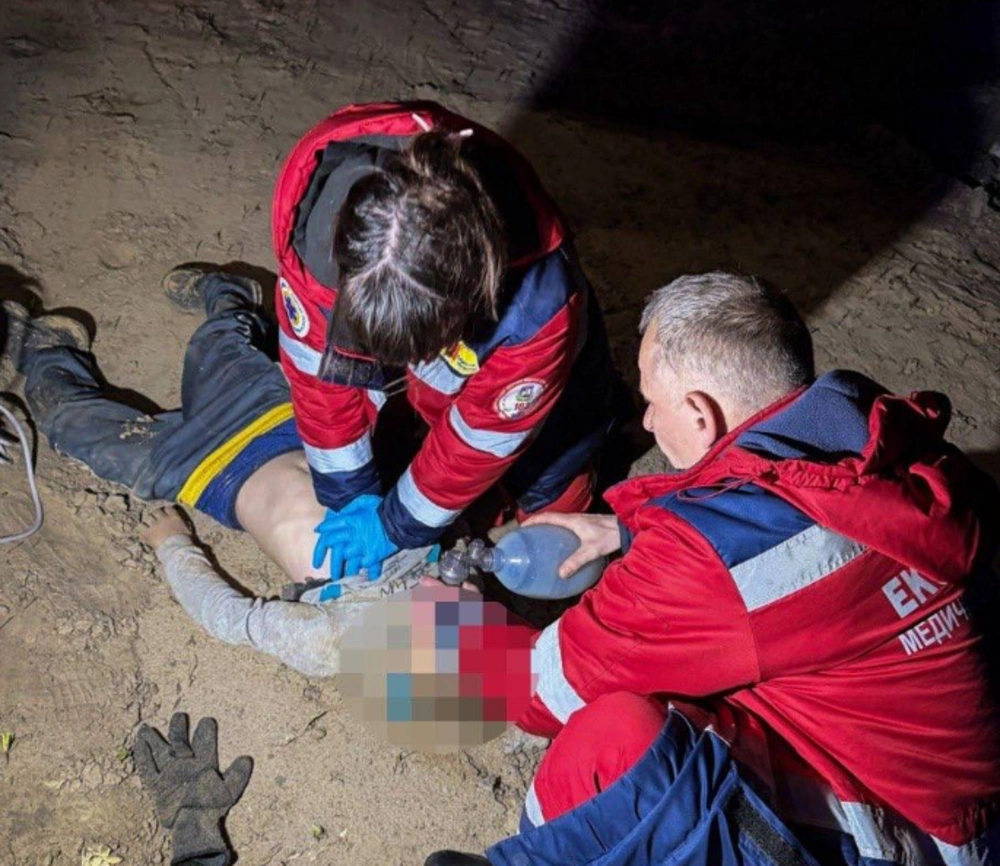 Трагедія в Бородянці: рятувальники виявили тіло дитини під шаром піску