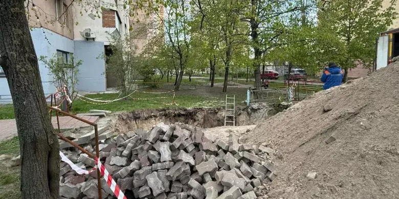 Небезпечна яма посеред Києва: травмована дівчина і кримінальна справа