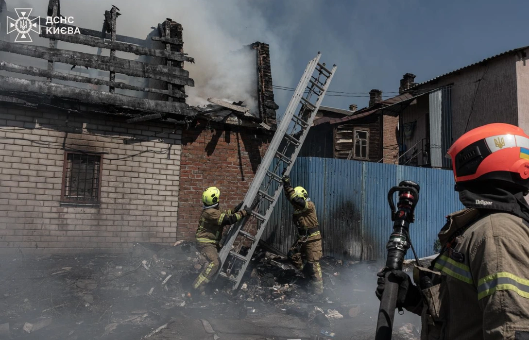 Масштабна пожежа на Оболоні: вогонь перекинувся з трави на будівлю
