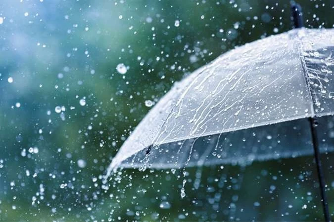 Парасольки та теплий одяг: Київ готується до затяжної негоди