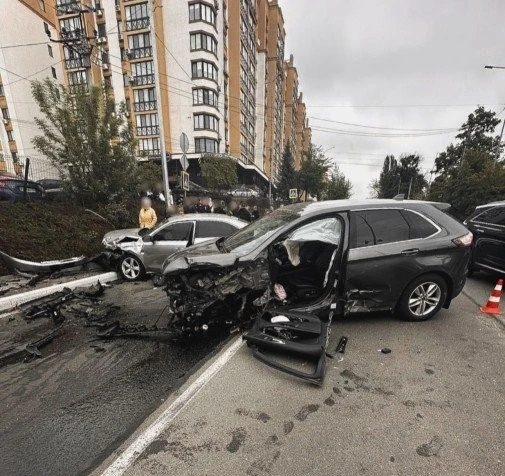 Троє розбитих авто та двоє травмованих: деталі нетверезої аварії в Петропавлівській Борщагівці