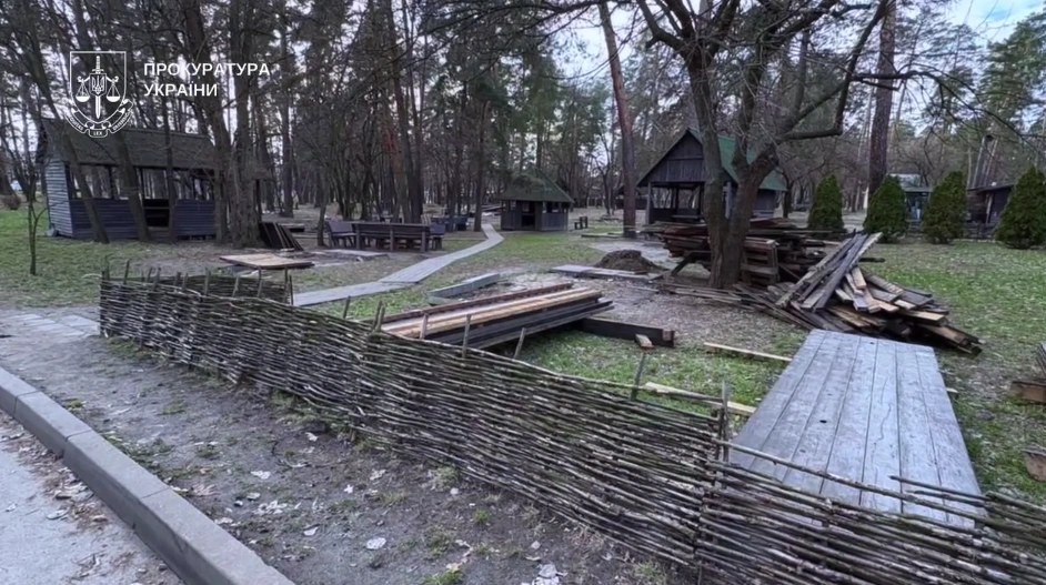 Понад пів гектара заповідної землі повернули громаді Києва: демонтаж у парку «Партизанська слава»