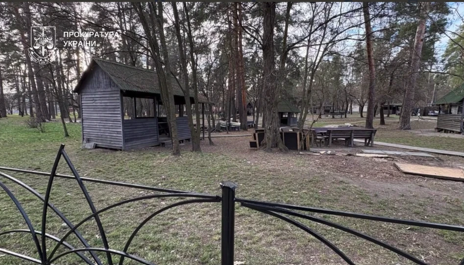 Понад пів гектара заповідної землі повернули громаді Києва: демонтаж у парку «Партизанська слава»