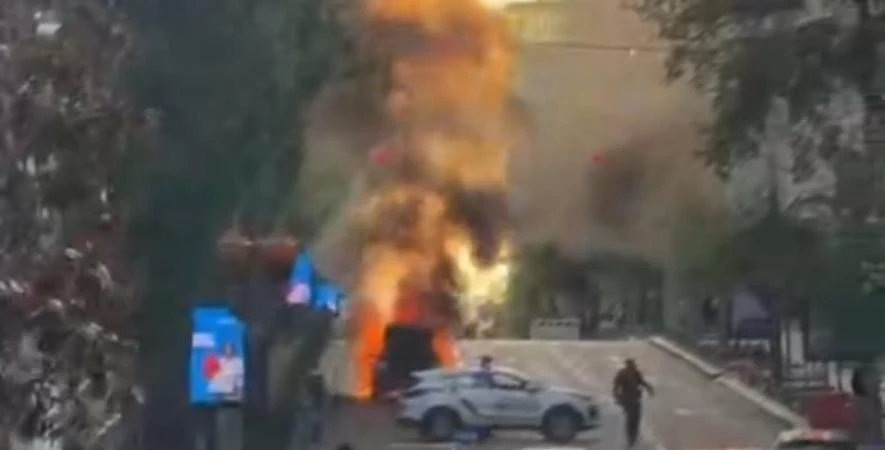 У середмісті столиці спалахнув автомобіль після ймовірного вибуху