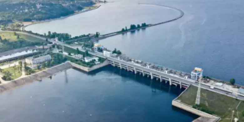 Маршрут через водосховище та зону ЧАЕС: ворожі дрони прориваються до столиці