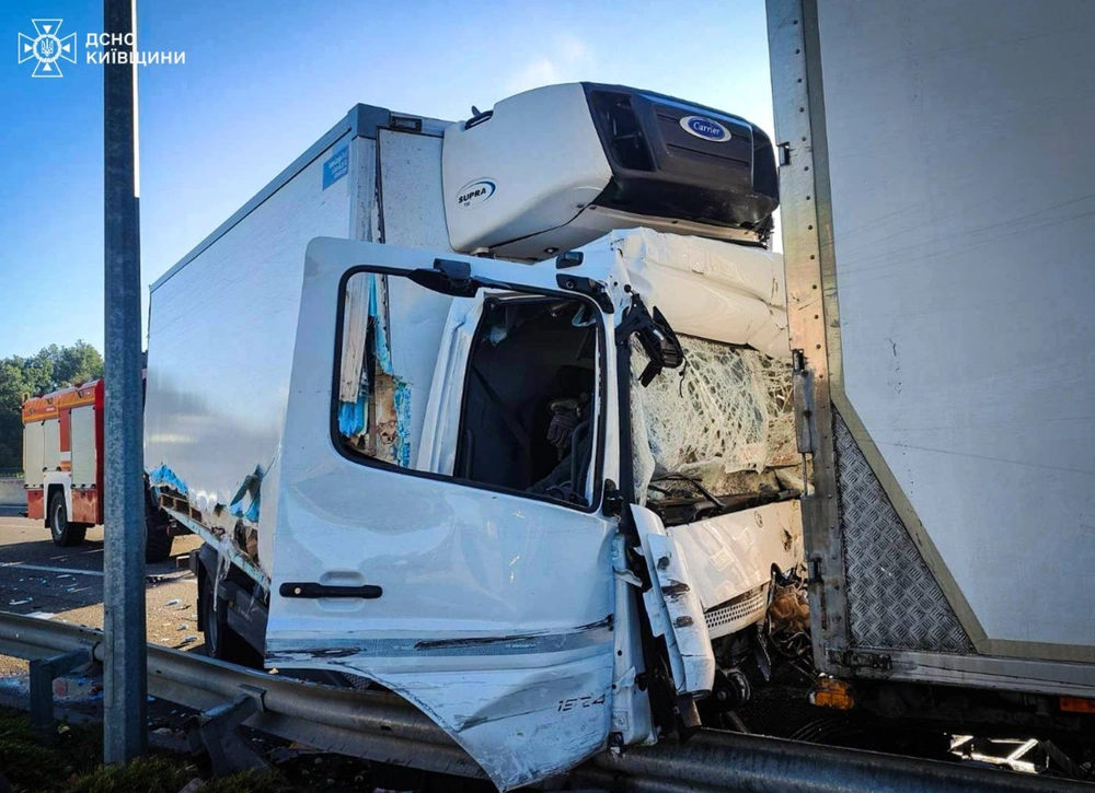 Трагічна аварія на Київщині: рятувальники за допомогою гідравліки деблокували пораненого водія