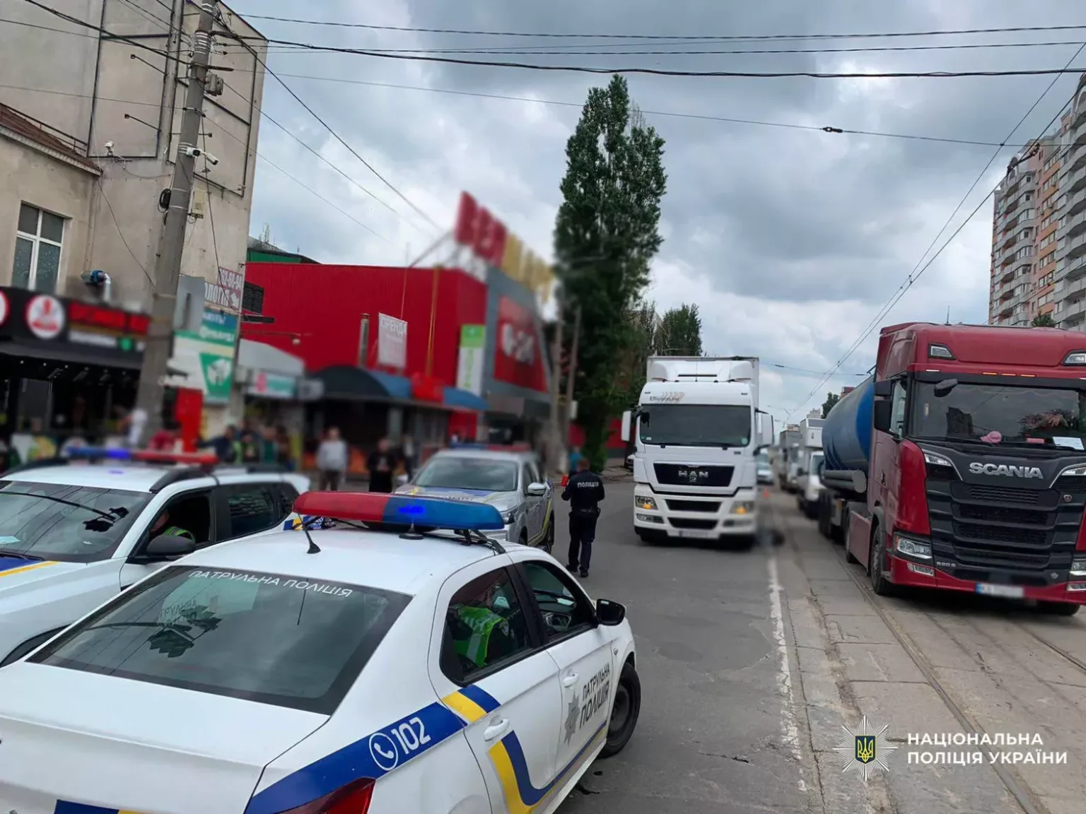 Трагедія через порушення правил: під колесами вантажівки у Києві загинула пенсіонерка