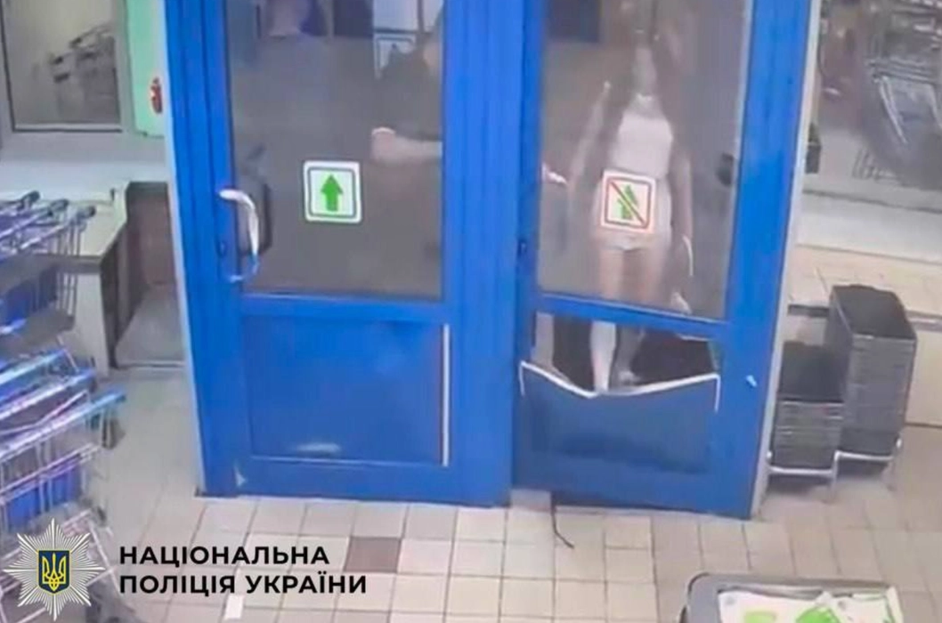 Нічний дебош у супермаркеті: киянці загрожує тривалий строк за розтрощені двері