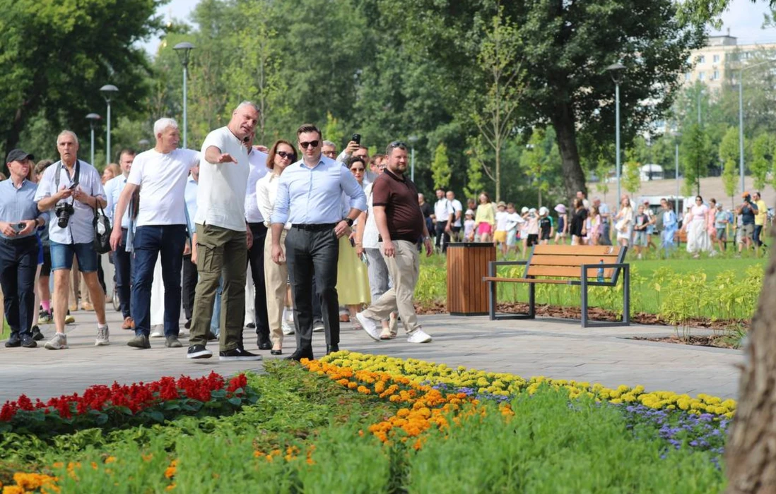Символ міцної дружби: на Оболоні з’явився унікальний сквер із мостом за європейські кошти