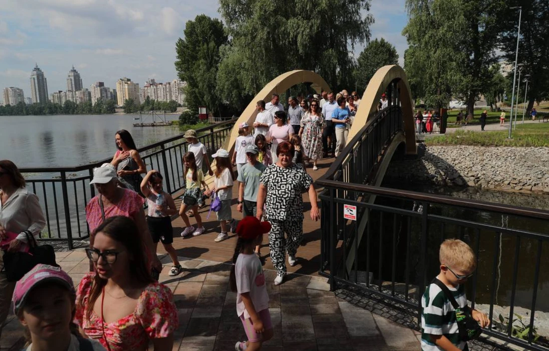 Символ міцної дружби: на Оболоні з’явився унікальний сквер із мостом за європейські кошти