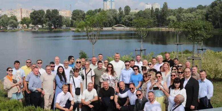 Символ міцної дружби: на Оболоні з’явився унікальний сквер із мостом за європейські кошти
