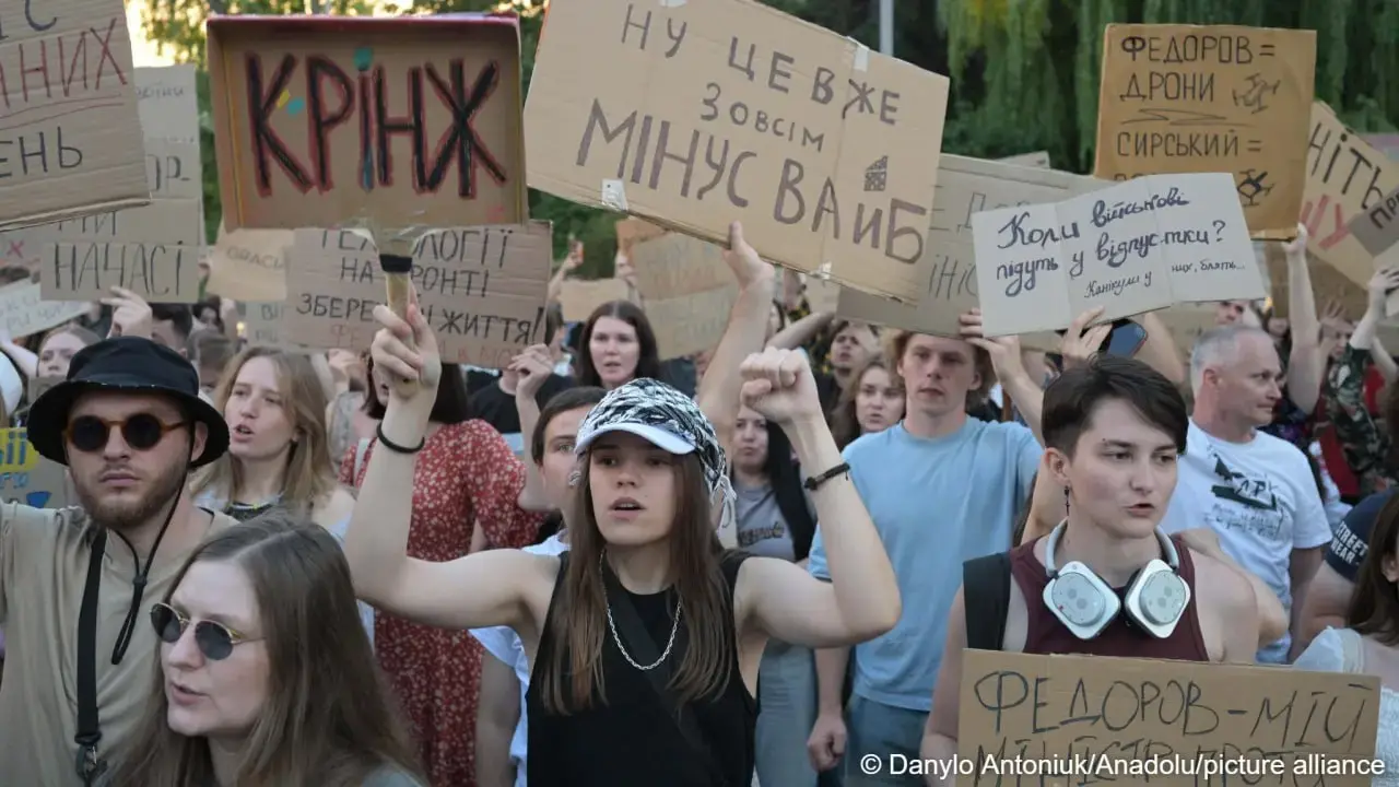 Кадрові ротації в оборонному відомстві спричинили масові мітинги у регіонах України