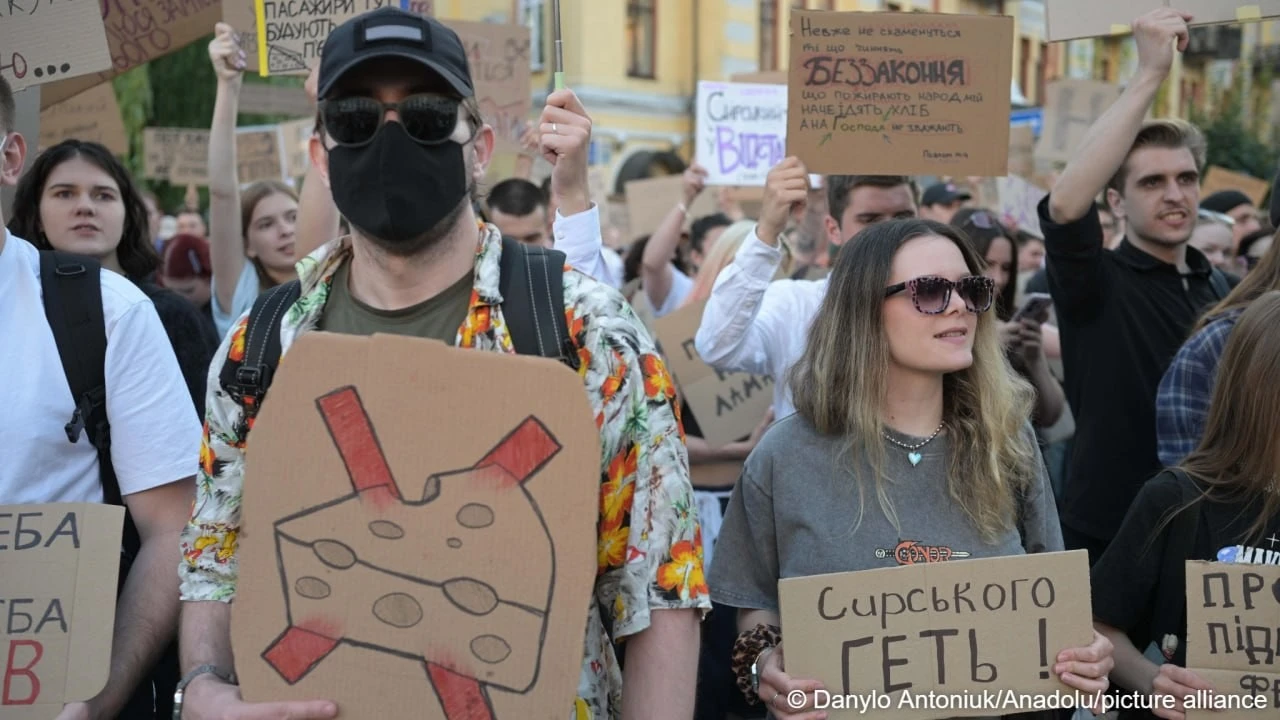 Кадрові ротації в оборонному відомстві спричинили масові мітинги у регіонах України